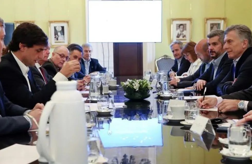 Macri y el resto de los funcionarios escucha a Lacunza, este lunes pasado, en la reunión de Gabinete. Foto: Clarín.