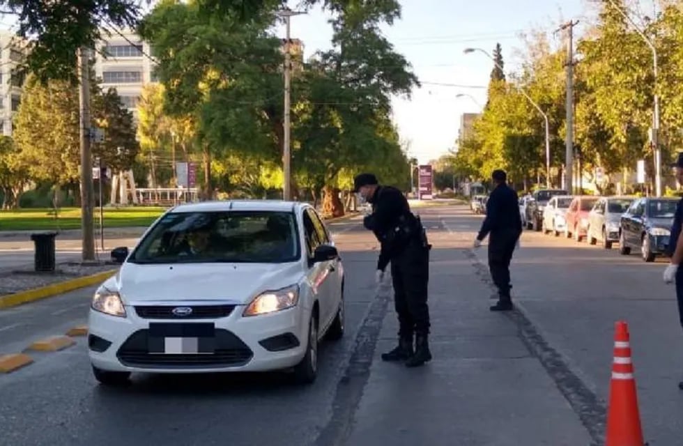 Borracho, sin carnet, sin RTO, ni seguro, así manejaba y fue derecho al calabozo