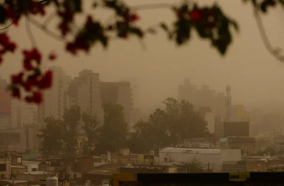 Intensas ráfagas de viento y tierra se desataron sobre la ciudad de Córdoba desde la madrugada de hoy. (José Gabriel Hernández / La Voz)