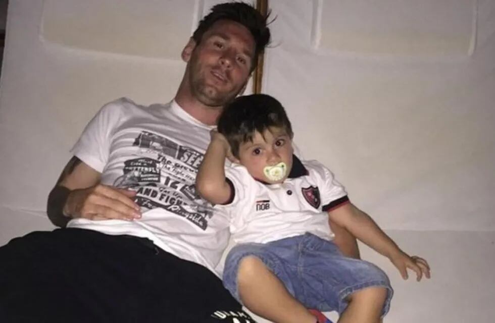 Lionel Messi descansando junto a uno de sus hijos.