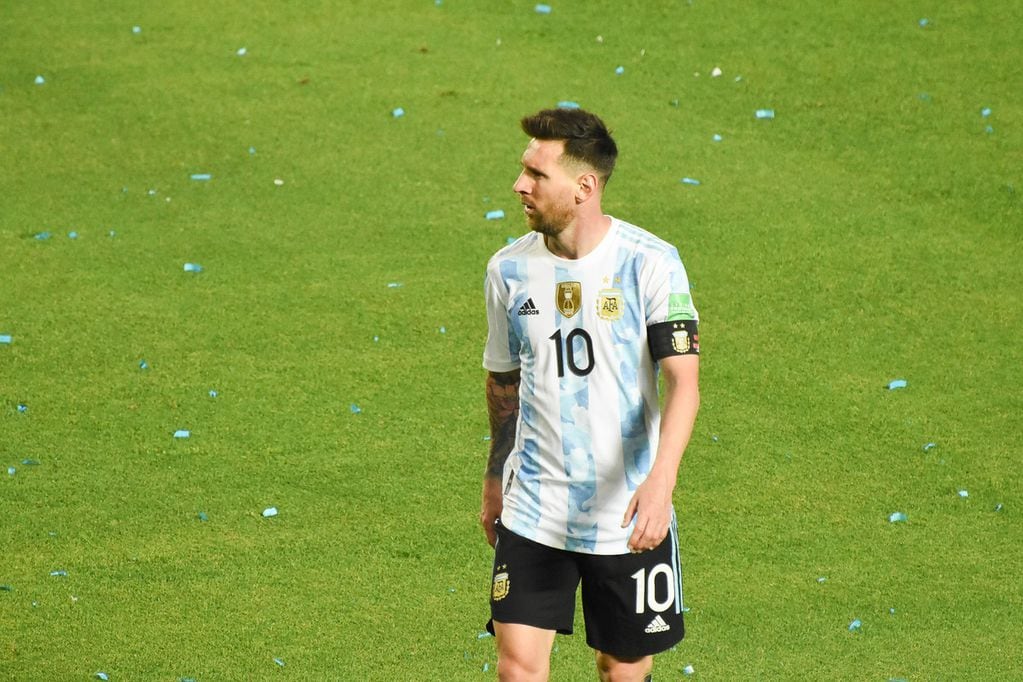 Selección Argentina  Leo Messi y el look que recorrió el mundo: cuánto  cuesta la exclusiva playera que nadie puede comprar