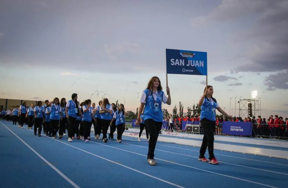 Inauguración de la primera pista de atletismo (piso sintético) en San Juan.