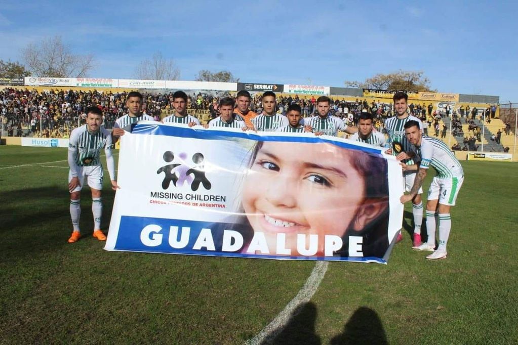 Foto de Estudiantes de San Luis con un cartel de Guadalupe Lucero.