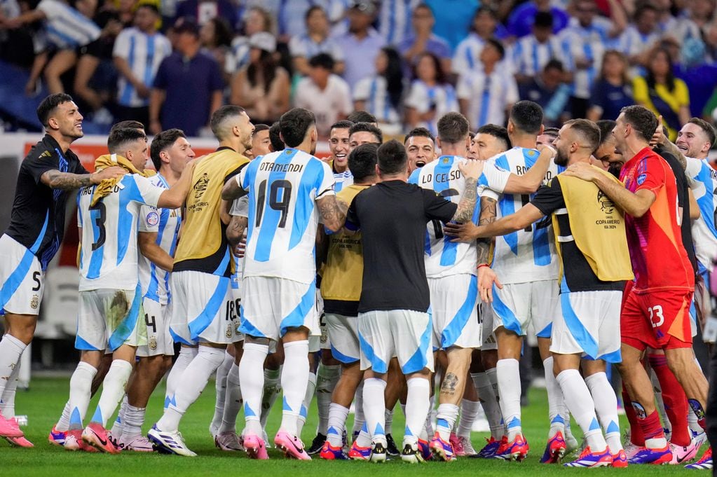 Los abrazos de toda Argentina luego de eliminar a Ecuador por penales. (AP).