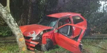 Se salvó de milagro: automóvil despistó y casi cae por un barranco en Puerto Iguazú