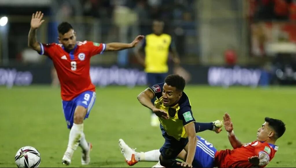 Chile-Ecuador y un partido que se juega fuera de la cancha.