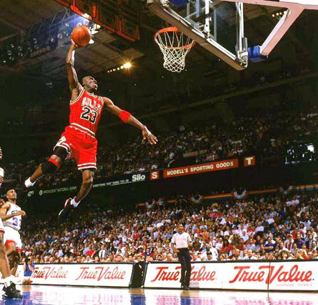 Michael Jordan mide 1,98 metros de altura.