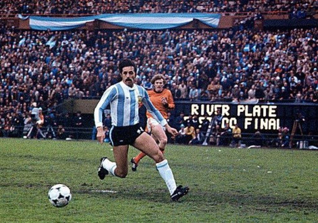 Imparable, Leopoldo Luque en plena acción ante Holanda en la final del '78.