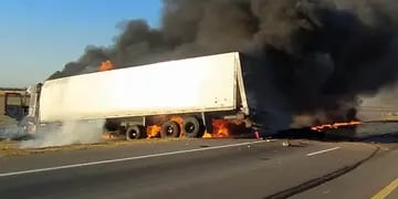 El camión al incendiarse. (Gentileza Noticiasjesusmaria.com.ar)