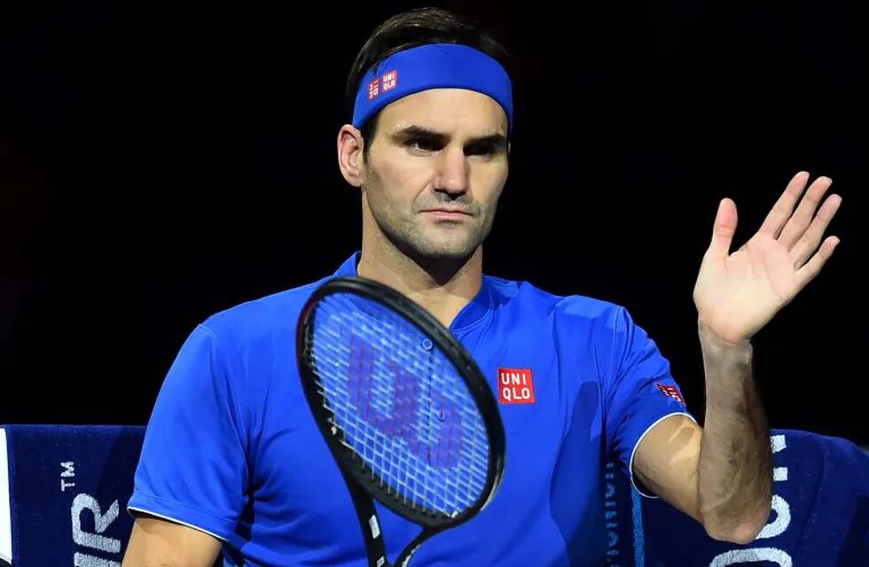 Switzerland's Roger Federer sits in the break between games against Austria's Dominic Thiem during their men's singles round-robin match on day three of the ATP World Tour Finals tennis tournament at the O2 Arena in London on November 13, 2018. (Photo by Glyn KIRK / AFP)