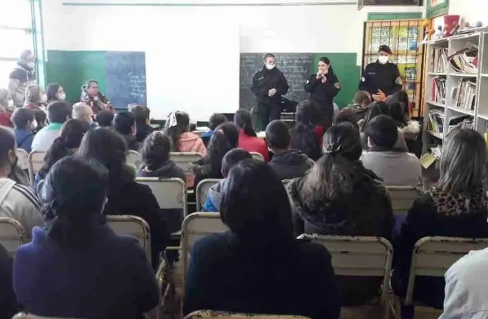 Brindan charlas en establecimientos educativos en Villa Bonita y Campo Viera.