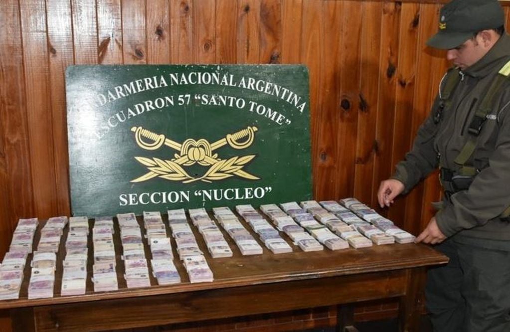 Gendarmería secuestró 520 mil pesos ocultos en un automóvil. (Foto: Corrientes Hoy)