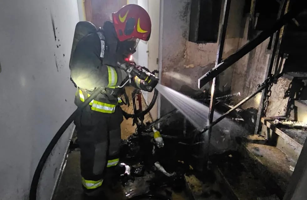 El sujeto empezó un incendio en el hall del edificio en Lima al 445.