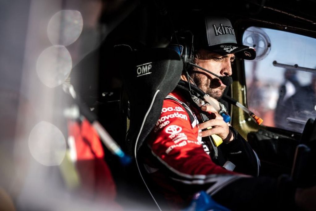 Fernando Alonso, en su Hilux del Toyota Gazoo Racing. Todo es aprendizaje para el español, que corre por primera vez el Dakar.