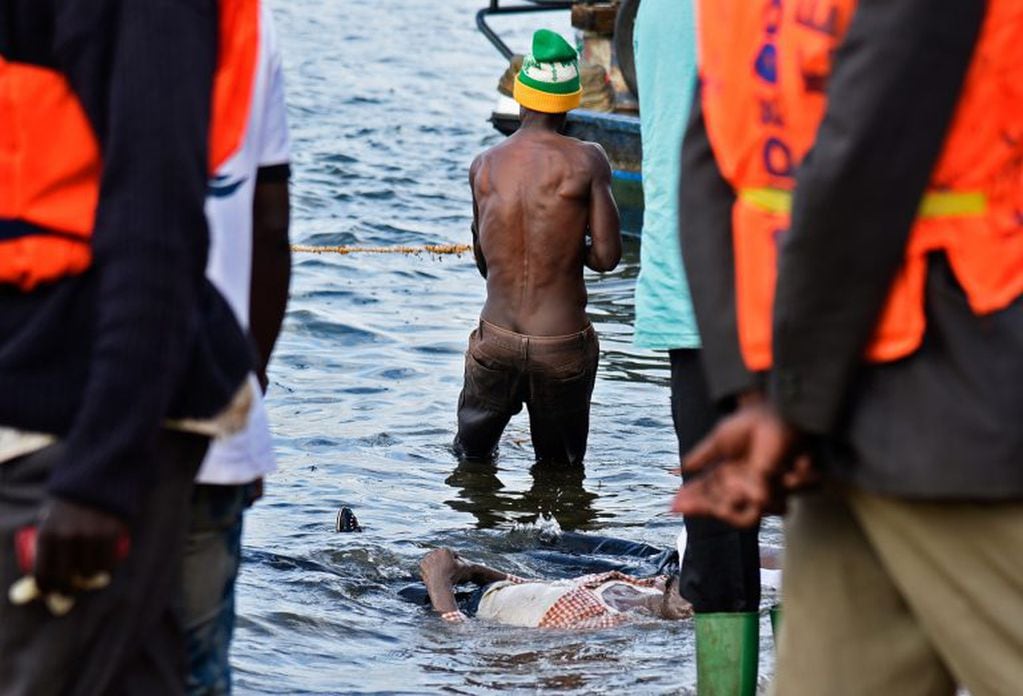 Naufragó un barco de lujo en Uganda  (AFP)