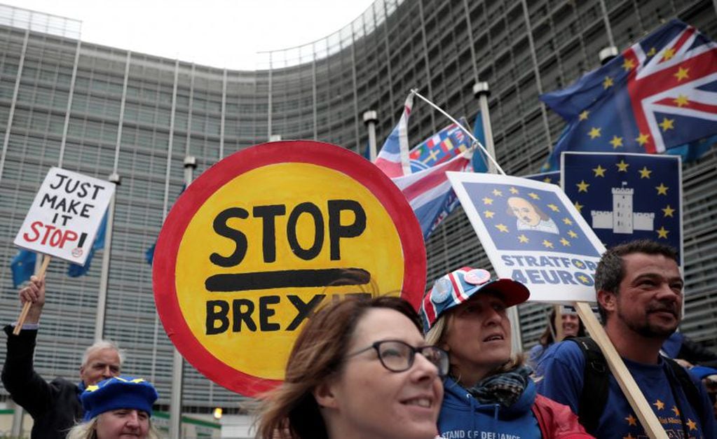 La gente grita consignas durante una protesta contra el Brexit frente a la sede de la Comisión Europea en Bruselas, el miércoles 9 de octubre de 2019. Créditp: AP Photo/Virginia Mayo.