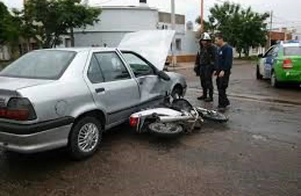Un auto y una moto chocaron en el centro santiagueño. Imagen ilustrativa.