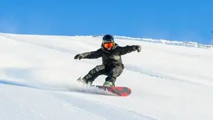 Un chubutense hizo snowboard sobre la ruta y grabó la secuencia.