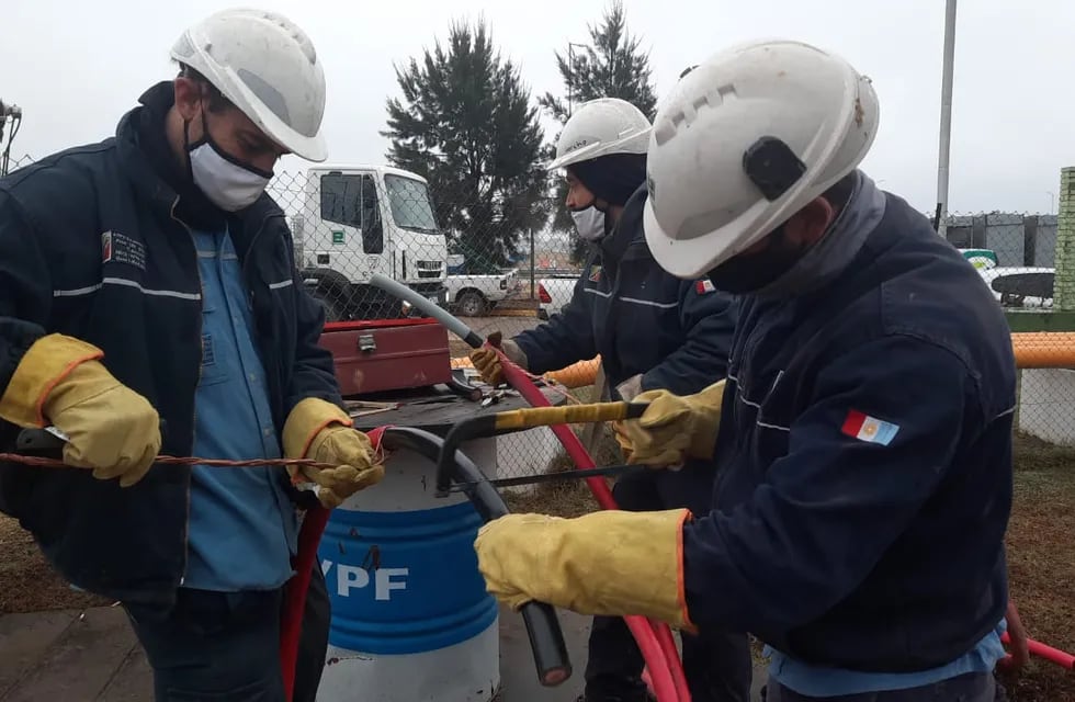 Operarios trabajan en el lugar para reparar la estación.