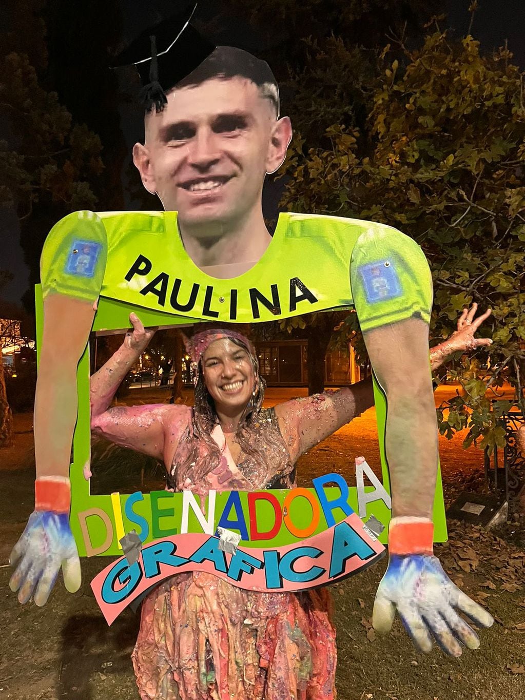 Paulina y su cartel que baila como el Dibu Martínez.