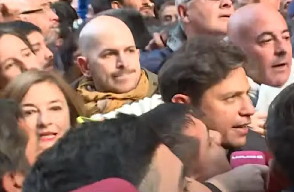 Axel Kicillof estuvo presente en la movilización de Cristina Kirchner en Recoleta y a su lado estaba  Fernando Sabag Montiel.