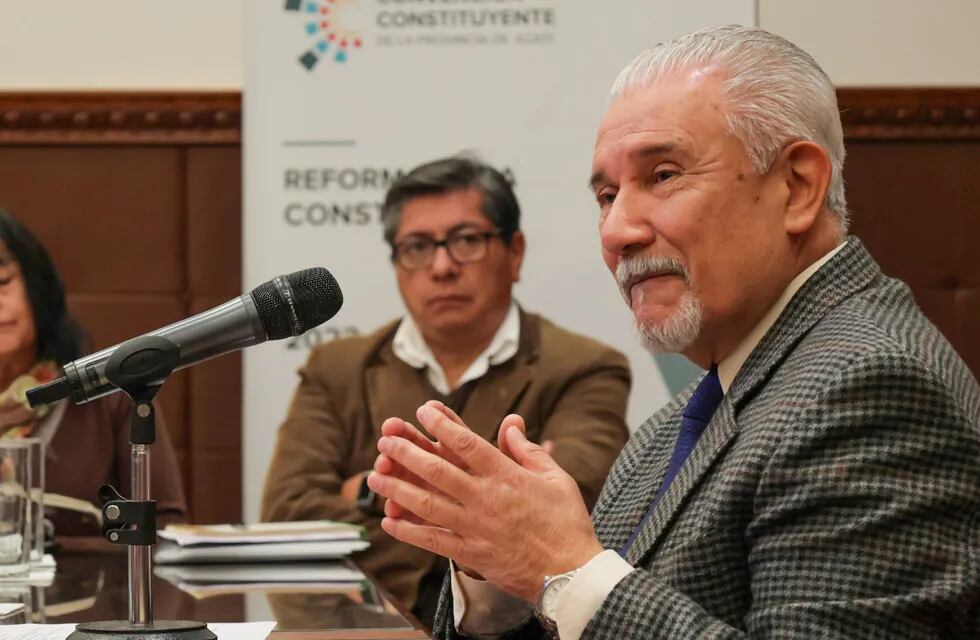 El exgobernador Walter Barrionuevo concurrió a la Legislatura de Jujuy para sumar aportes a la Convención Constituyente.