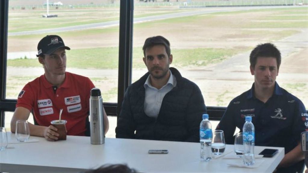 Passaglia, Armellini y Fineschi en conferencia de prensa.
