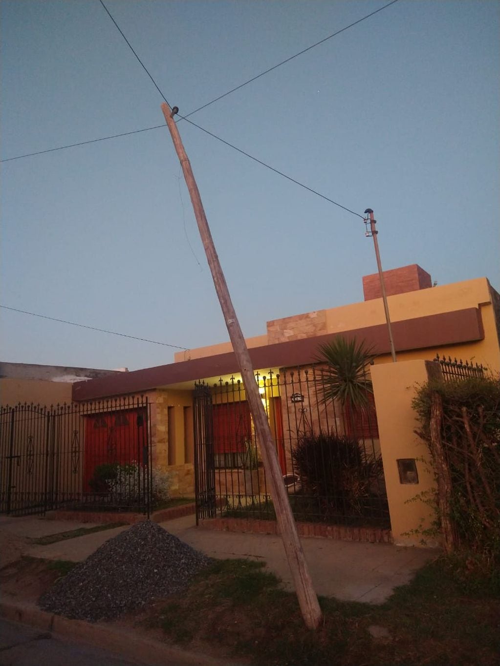 El poste se encuentra en calle de La Caja, a la altura de avenida Juan B. Justo al 9000.