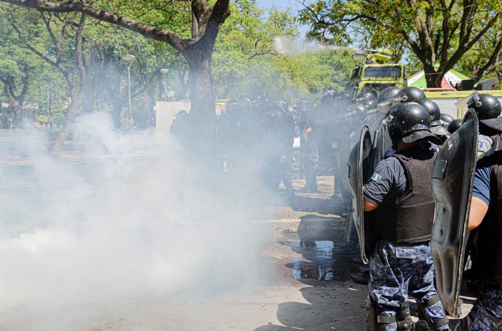 Policías utilizando el gas lacrimógeno contra los manifestantes