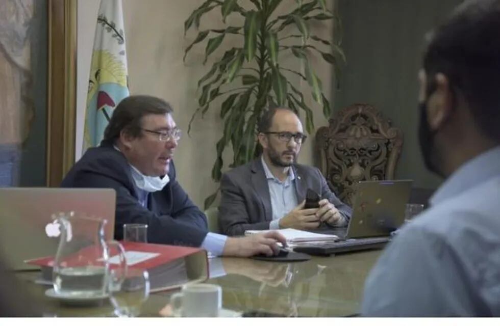 El subsecretario de Educación, Gabriel Sciola y el titular de la DGE, José Thomas presentan los datos a legisladores