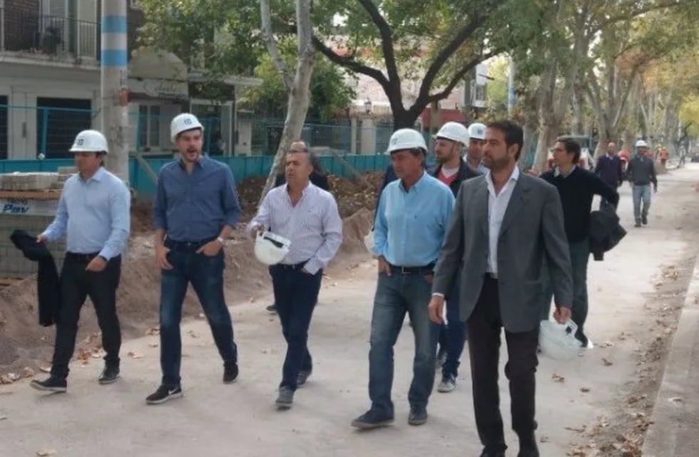 Alfredo Cornejo, junto al jefe de Gabinete, Marcos Peu00f1a y los intendentes de Luju00e1n, Omar De Marchi, y Capital, Rodolfo Suarez estuvieron recorriendo obras.