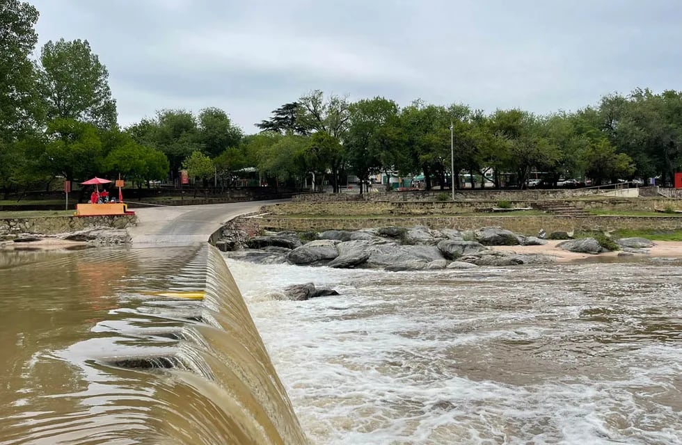 Crecida en el Río San Antonio por las lluvias (La Voz)
