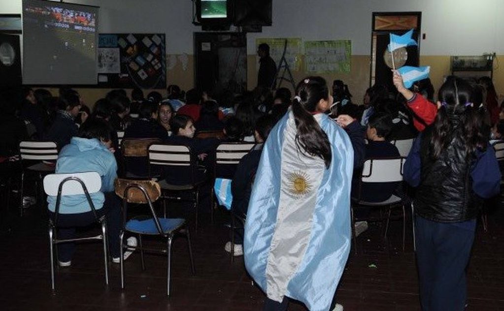 Habrá TV para que los alumnos y personal de las escuelas puedan seguir las alternativas del partidos de Argentina.