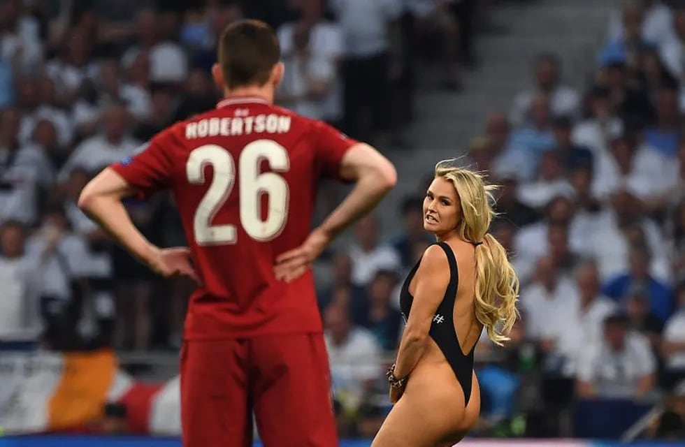 TOPSHOT - Liverpool's Scottish defender Andrew Robertson looks at a pitch-invader running on the pitch during the UEFA Champions League final football match between Liverpool and Tottenham Hotspur at the Wanda Metropolitano Stadium in Madrid on June 1, 2019. (Photo by Paul ELLIS / AFP)