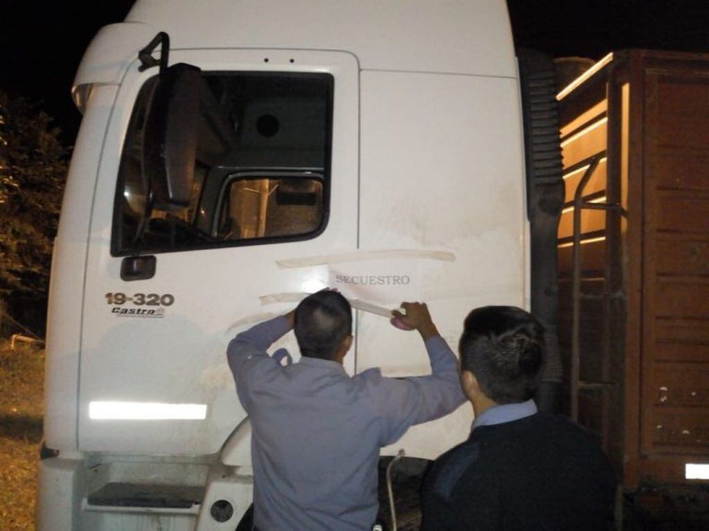 Tres sujetos que se desplazaban en un camión y una camioneta respectivamente, transportando cuatro reses de animal vacuno sin contar  con documentaciones legales requeridas.