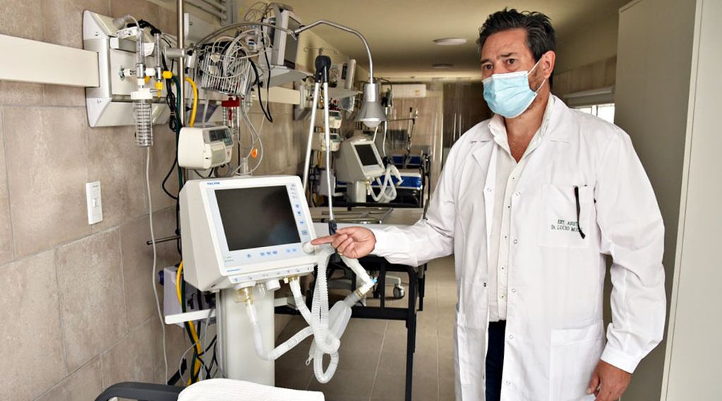 Raúl Álvarez, el director del Hospital, explicó el funcionamiento de la nueva tecnología 