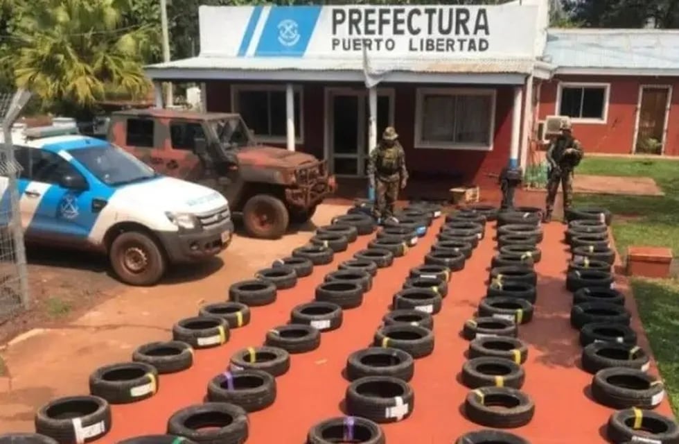 Incautan millonario cargamento de neumáticos en Puerto Libertad.