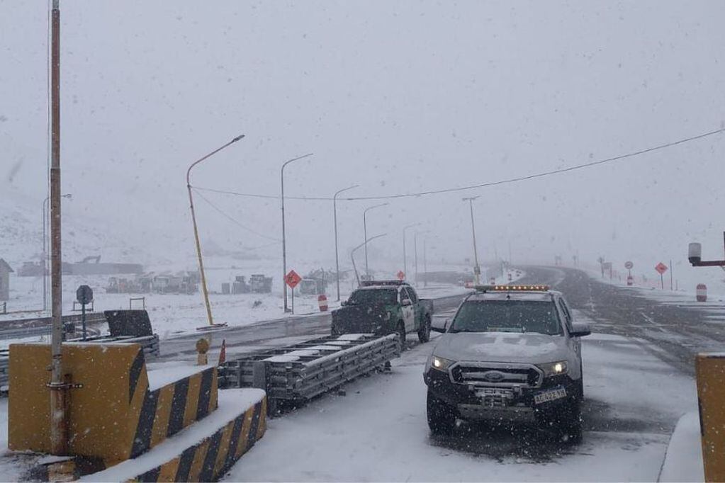 Paso Cristo Redentor permanecerá cerrado provisoriamente por las intensas tormentas de nieve que azotan el sector de la frontera.