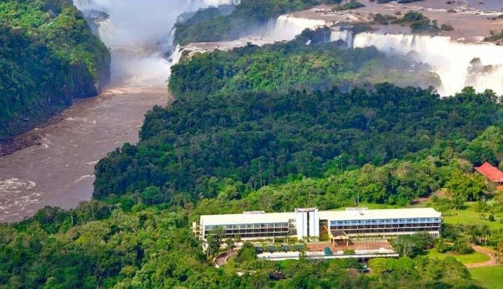 Alter se encuentra en la terraza del hotel Gran Meliá Iguazú, dentro del Parque Nacional y con vista privilegiada a los saltos iguazuenses.