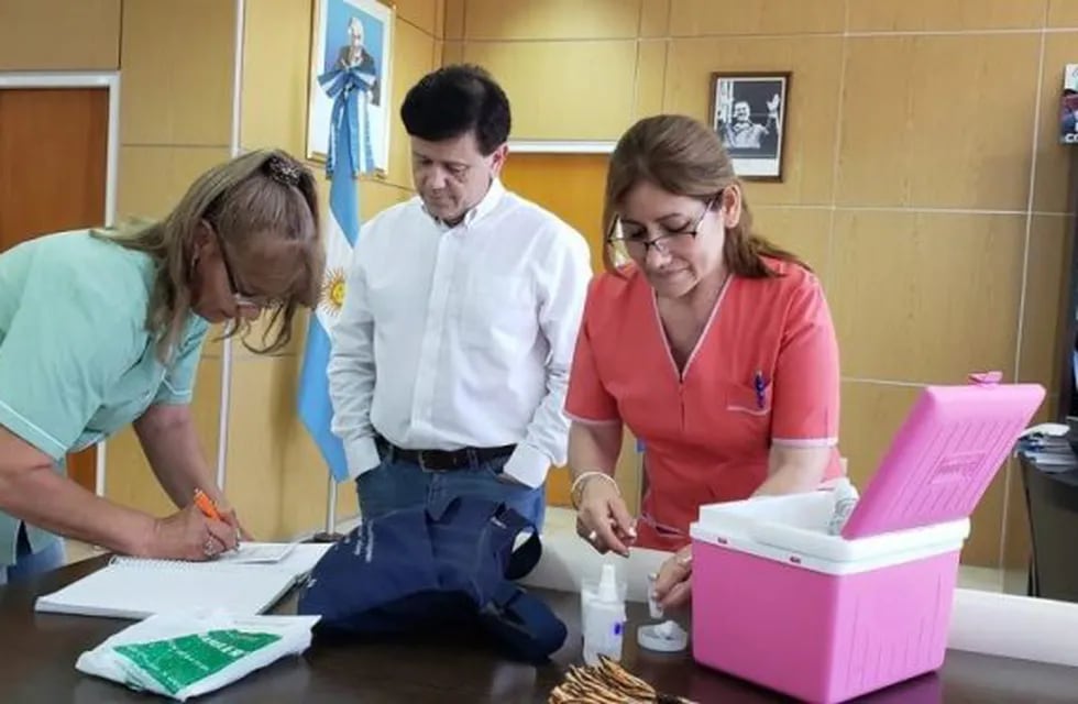 El ministro Mones Ruiz se vacunó ayer contra el Tétanos.