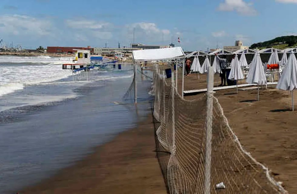 Vecinos reclaman que concesionarios de balnearios no dejan sector libre de playas