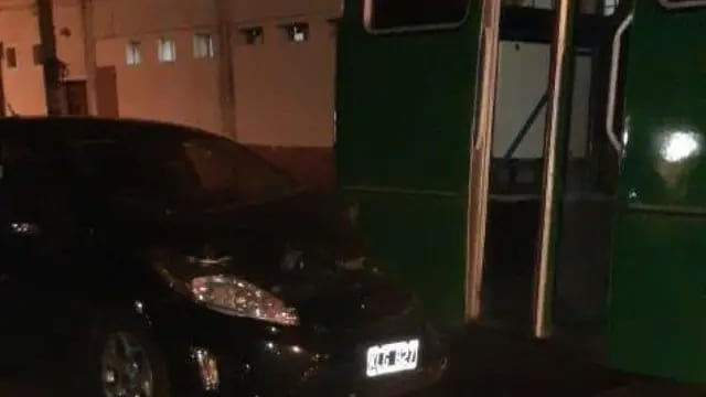 Posadas: borracho atropelló con su vehículo a un colectivo estacionado