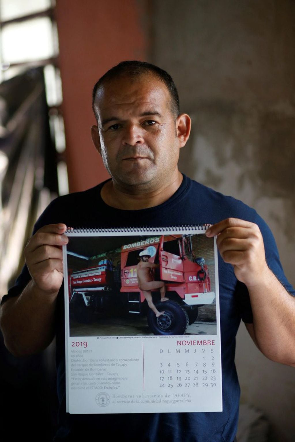 Bomberos paraguayos reclamaron mayor atención del Estado con un calendario al desnudo.