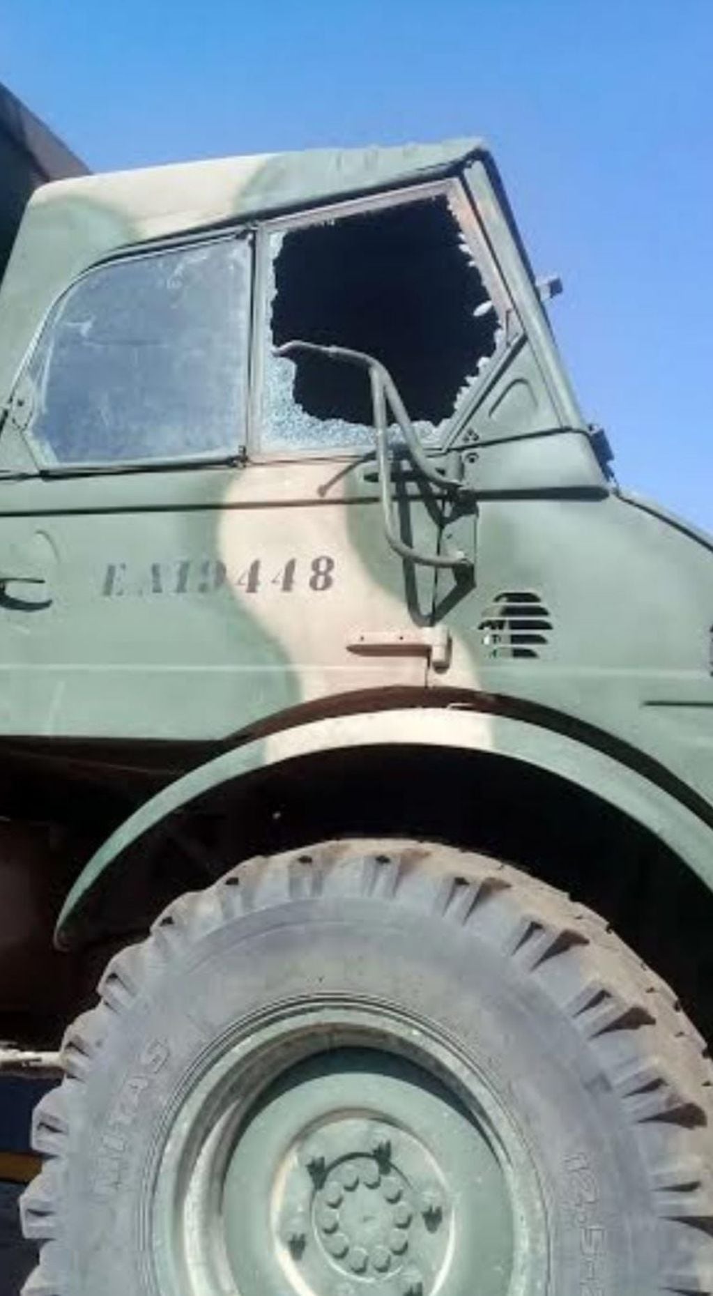 Vehículos del Ejército Argentinos fue recibido a piedrazos en Tucumán (Web).