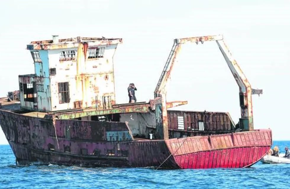 Las Grutas: hundieron un barco para sumar turismo en el balneario