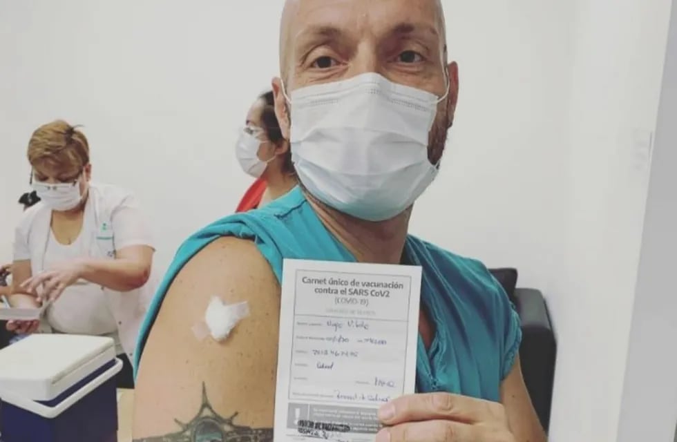 El doctor Hugo Vitale publicó en la red social Instagram una foto luego de aplicarse la vacuna rusa Sputnik-V.