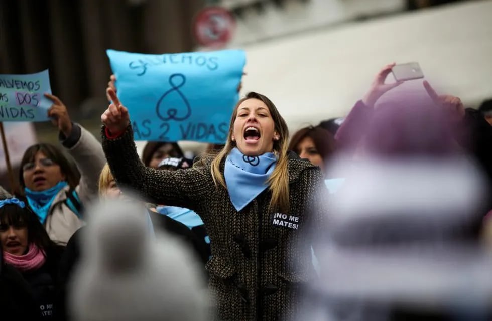 Personas en contra de despenalizar el aborto se manifiestan en el exterior del Congreso.