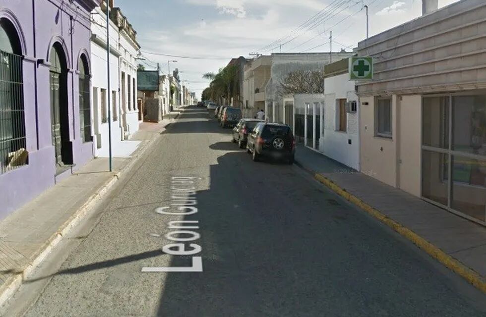 El ilícito se concretó en una vivienda de León Guruciaga al 100. (Street View)
