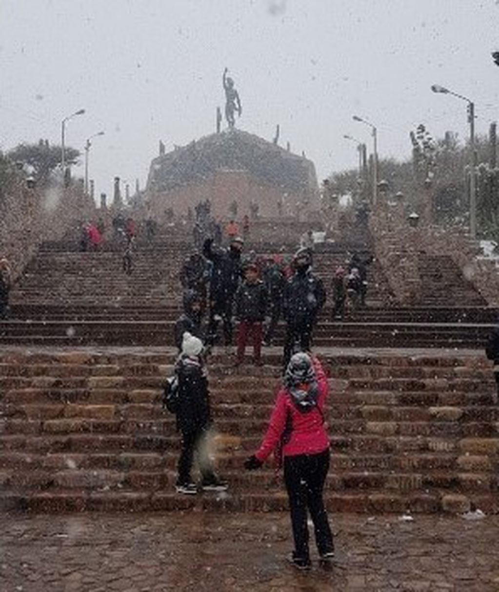 Contingentes de turistas captaron con entusiasmo las imágenes de la nevada.