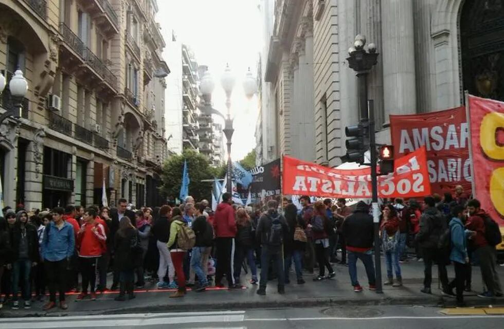 Agrupaciones políticas se sumaron a la concentración de los docentes de Rosario en Corrientes y Córdoba.